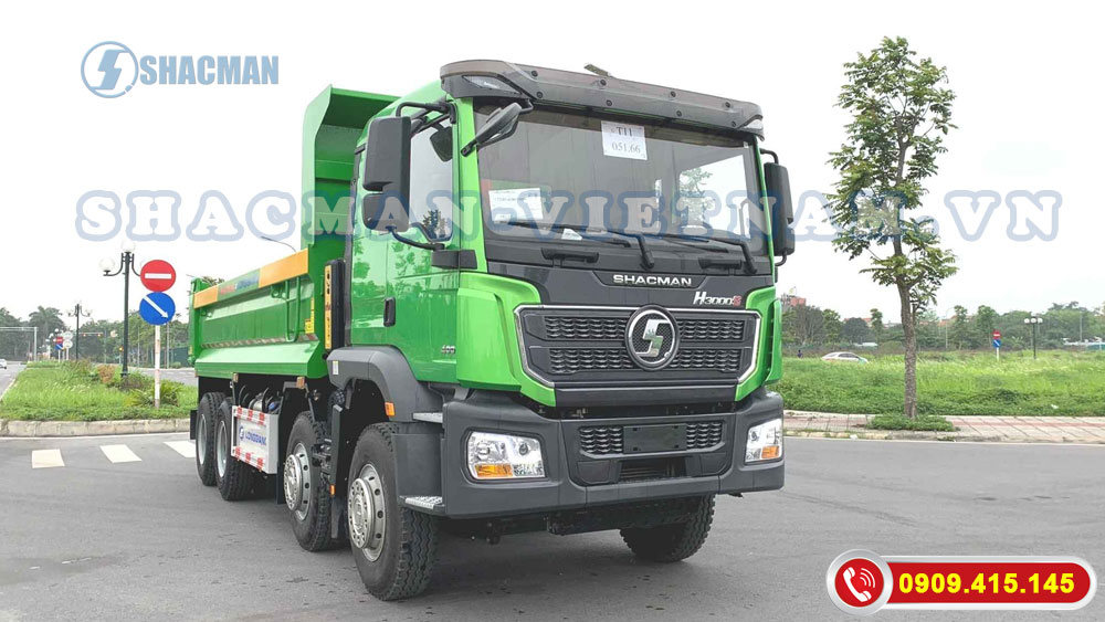 Một chiếc xe ben Shacman màu xanh
