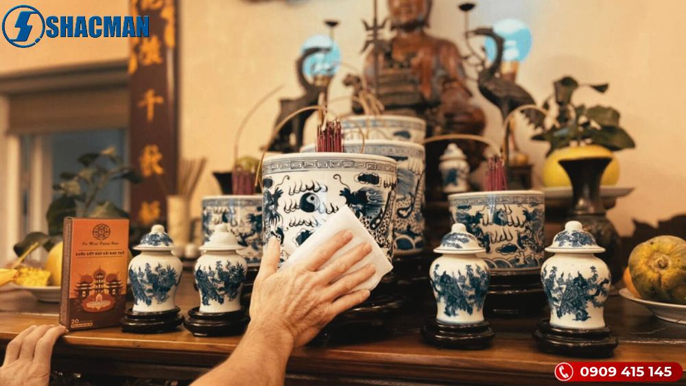 Cúng tất niên sớm: Dọn dẹp bàn thờ