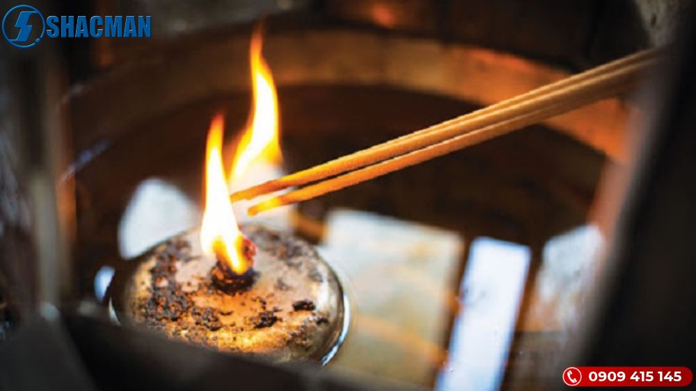 Cúng tất niên sớm: Thắp hương và đọc văn khấn